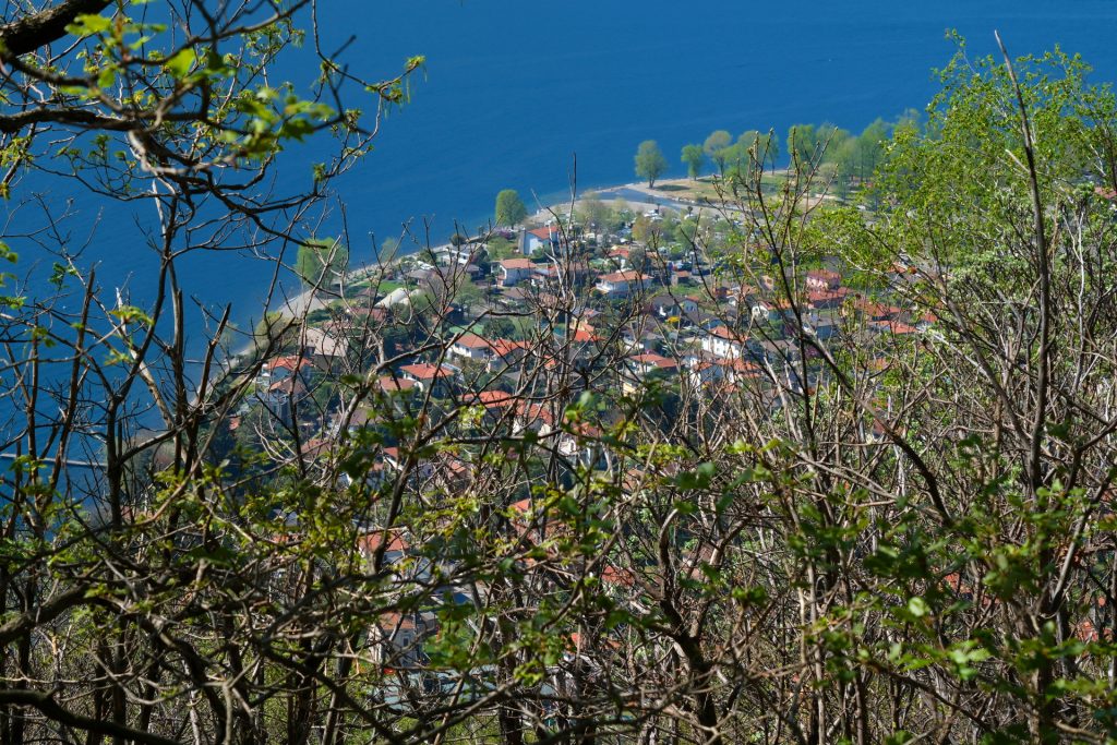 Blick auf Maccagno und das Delta der Giona