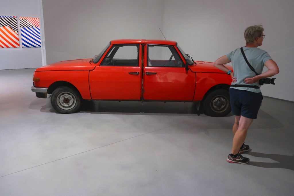wieder ein rotes Auto im Museum