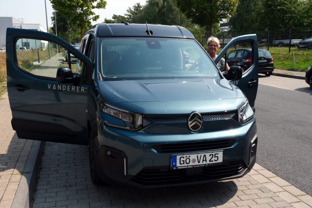 Abenteurerin mit Camper